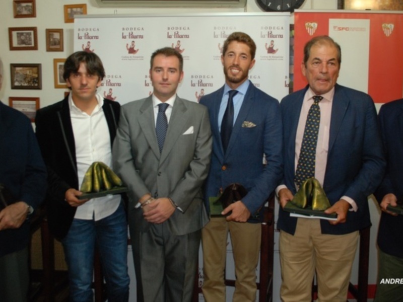 Celebración de premios en la Bodega La Parru con representantes de SFC y Andalucía.