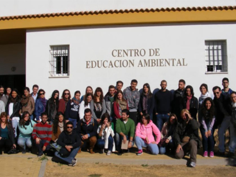 Grupo de estudiantes frente al Centro de Educación Ambiental.