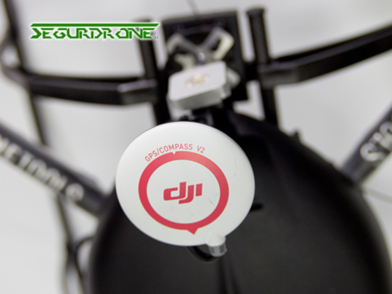 Pie de foto: Detalle de la antena GPS/Compass V2 de un dron DJI.