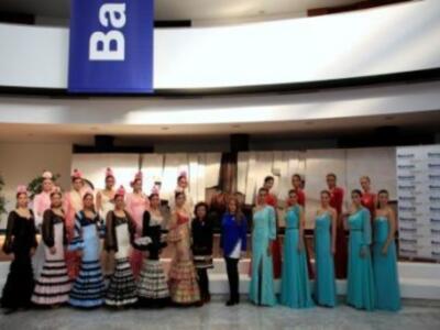 Las candidatas a Miss World Sevilla 2013 posan con moda flamenca de Pilar Vera y en traje de noche de la diseñadora Ana Torres