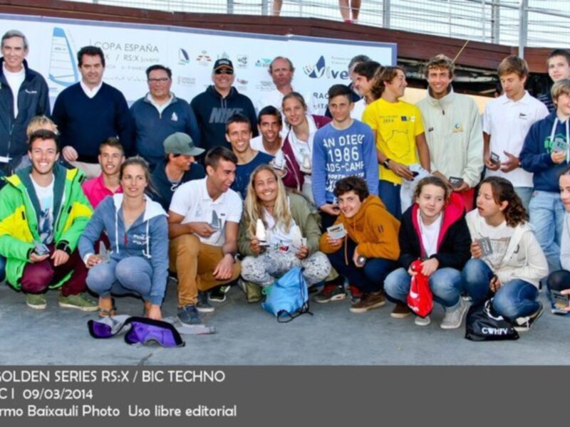 Equipo de regatas posando para una foto en el VII Master Golden Series RS:X, Marina Real JC, 09/03/2014.