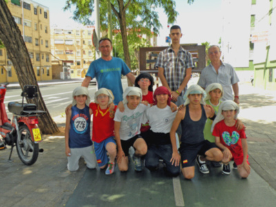 Sevilla. Ensayo de costalero de la Cruz de Mayo de la barriada del Rocío y García Lorca.