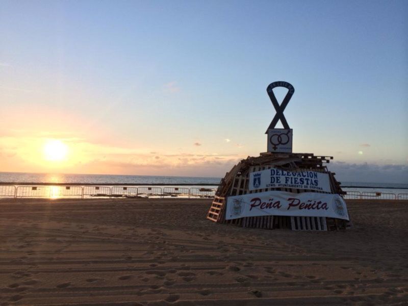 Péndulo de la Delegación de Fiestas en la playa de San Juan, con el atardecer en el fondo.