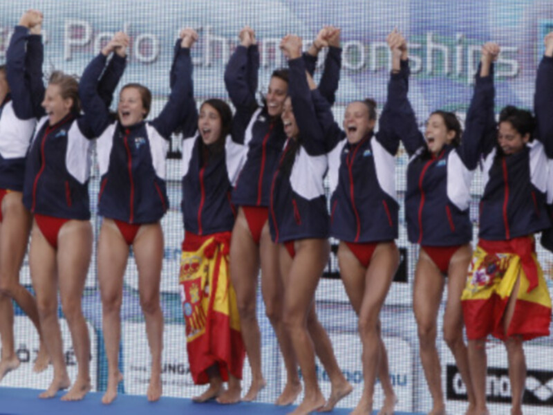 Equipo español de natación sincronizada celebrando en el podio de los Campeonatos Europeos de Budapest.