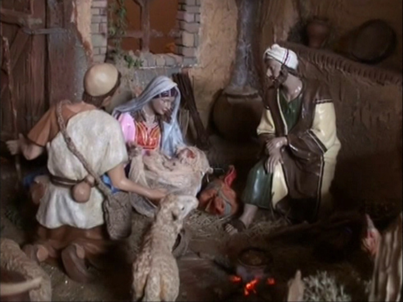 Escena de la natividad con los personajes bíblicos en una escena tradicional navideña.