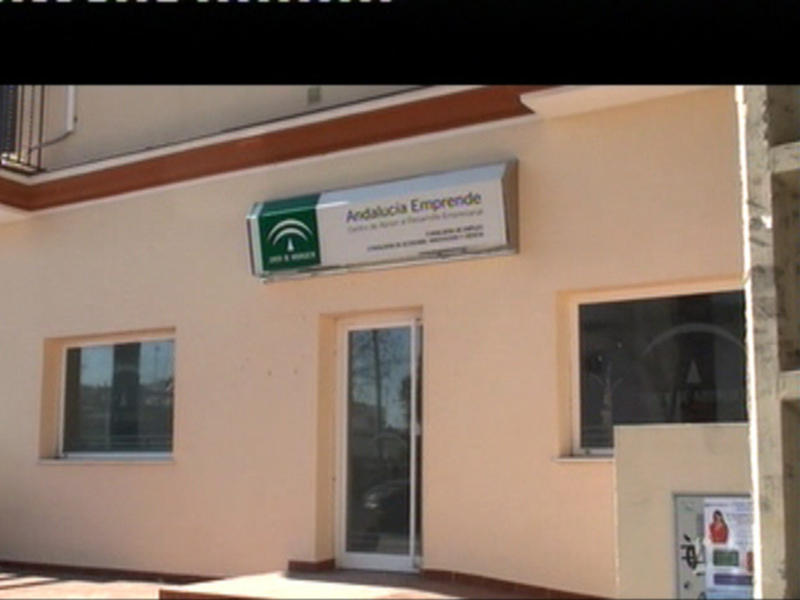 Fachada de un edificio con una señalización de Andalucía Emprende en la parte superior.