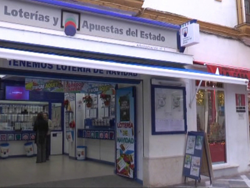 Tienda de loterías y apuestas del Estado en una calle comercial.