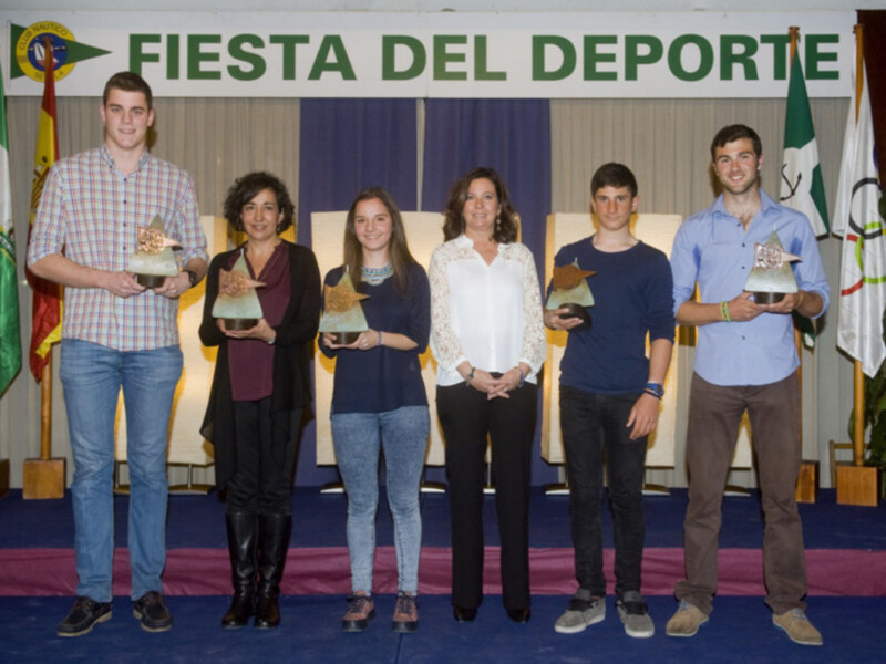 Premiación en la Fiesta del Deporte, personas recibiendo trofeos en un evento formal.