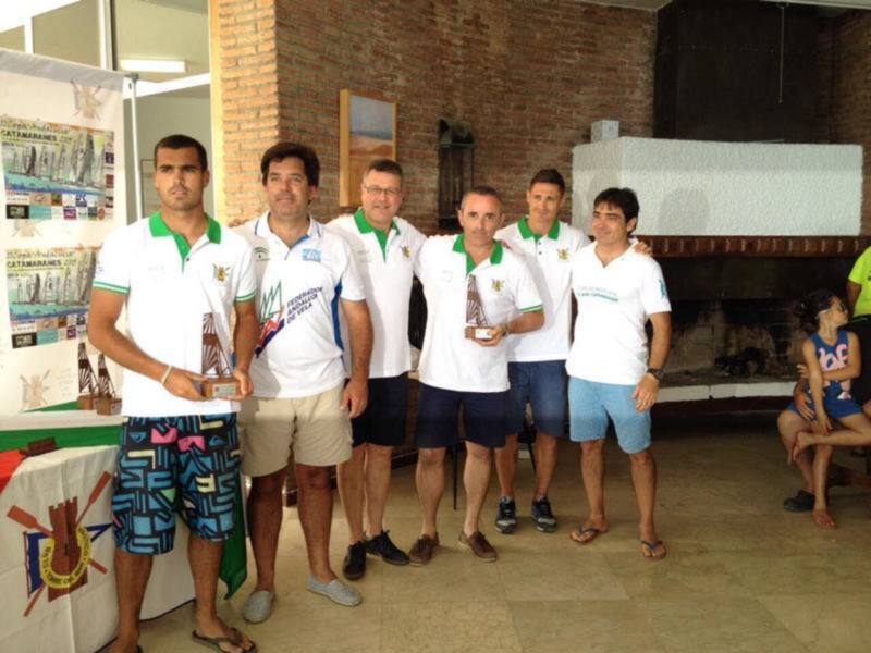 Equipo ganador posando con trofeo en evento deportivo.