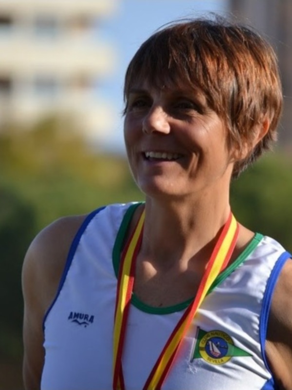 Atleta sonriente con medalla, atleta de la marca 'Amura'.