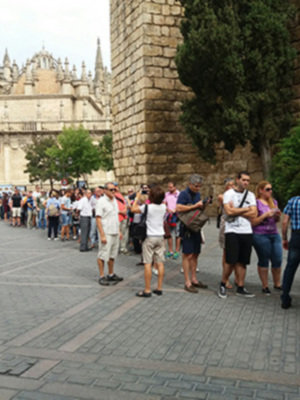 Colas para acceder al Real Alcázar de Sevilla.