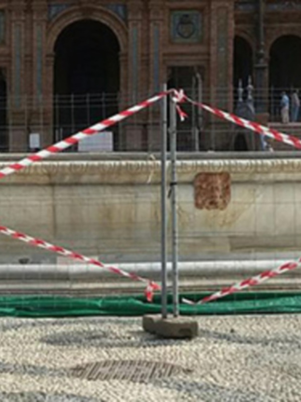 Señal informativa en un lugar público con una barrera roja y blanca, probablemente indicando restricciones o obras en curso.