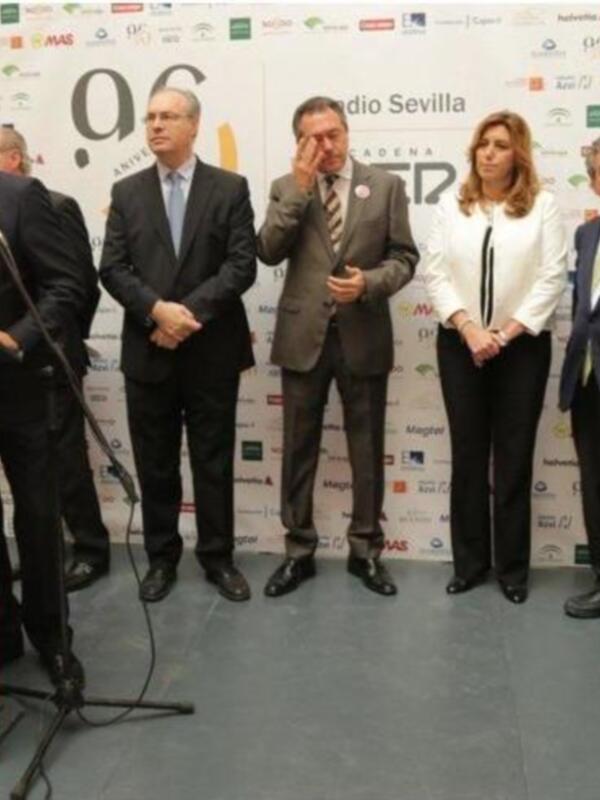 Presentación de la exposición '90 Aniversario Radio Sevilla' en un evento oficial con autoridades y medios de comunicación.