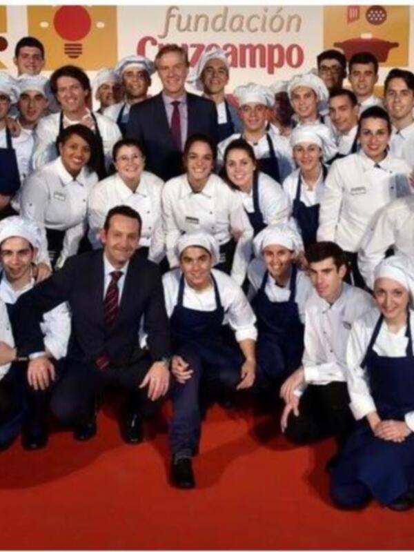 Grupo de jóvenes cocineros y profesionales posando en un evento de la Fundación Cervezcampo.