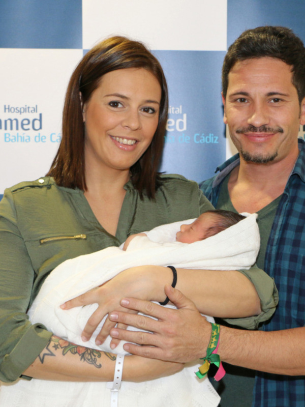 Familia feliz con recién nacido en el Hospital Viamed Bahía de Cádiz.