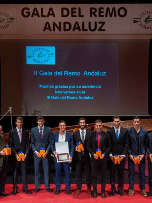 II Gala del Remo Andaluz: Premiación y reconocimiento a destacados remeros en una ceremonia formal.