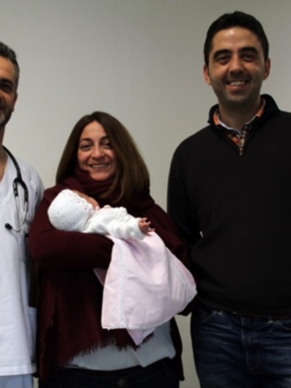 Familia con recién nacido y médico en el hospital.