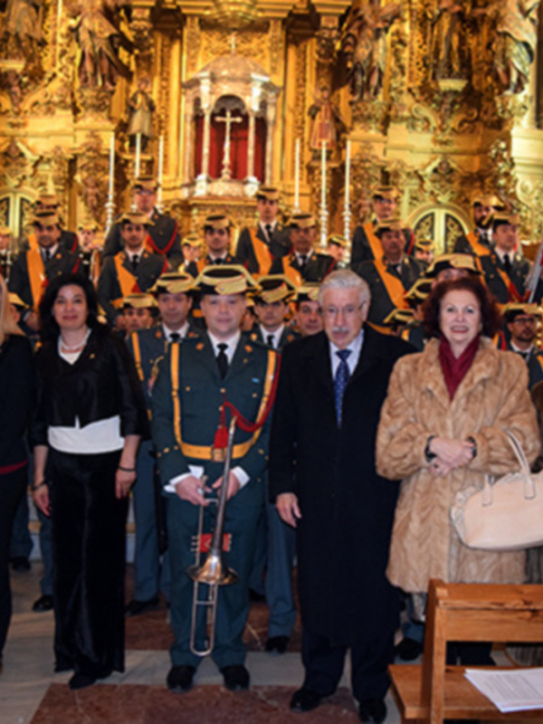 Oficialidad y tradición en una ceremonia religiosa dentro de una majestuosa iglesia barroca.