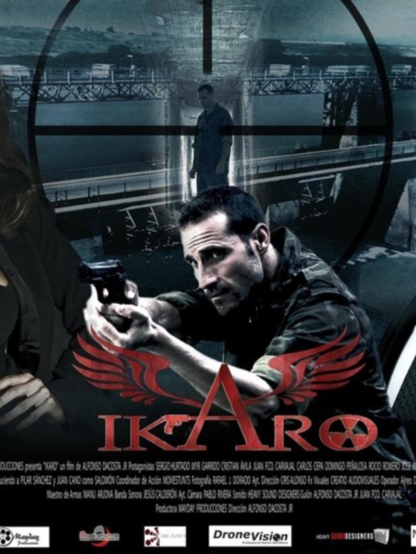 Poster de un filme con una mujer y un hombre en el centro, con un objetivo en el fondo y el título del filme en la parte inferior.