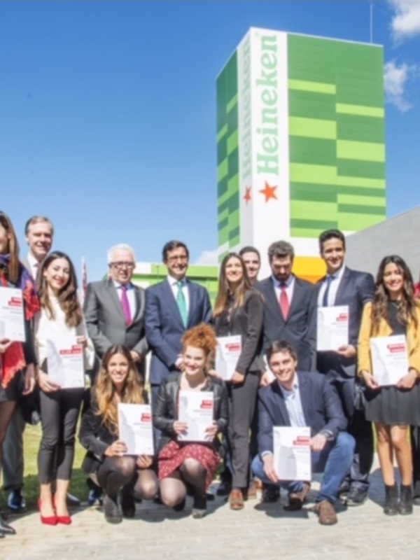 Equipo de Heineken posa con certificados frente a su sede.