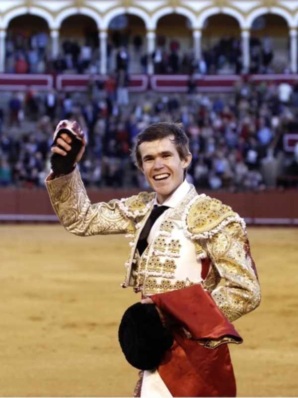 Triunfante torero celebrando en la plaza de toros de Sevilla.