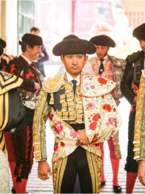 Tradicional vestimenta de toreros en una celebración festiva.