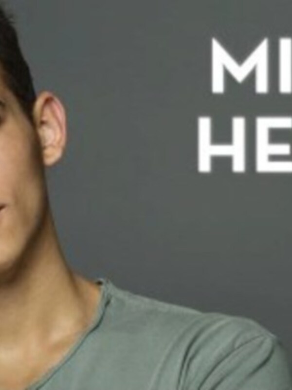 Retrato de Miguel Herrán con nombre en el lado derecho
