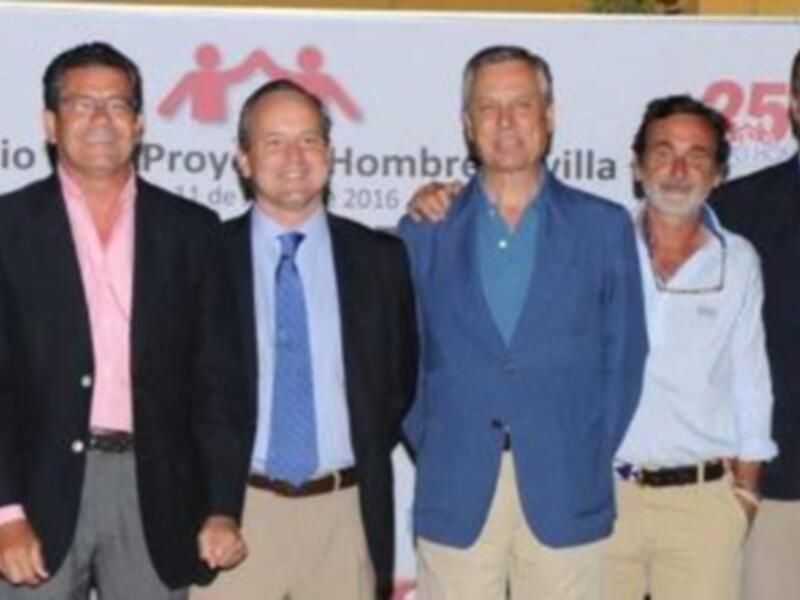 Grupo de personas posando en una reunión formal.