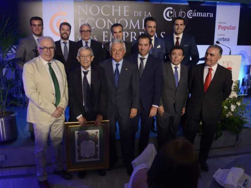 Grupo de empresarios posando para una foto en un evento empresarial.