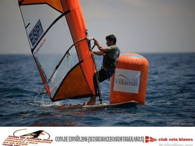 Competidor en acción durante la Copa de España 2016 de vela de Techno, Raceboard y Formula RSX en el Club Vela Blanes.