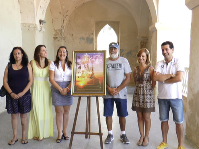 Una familia posa junto a una imagen en un entorno arquitectónico con arcos y paredes antiguas.