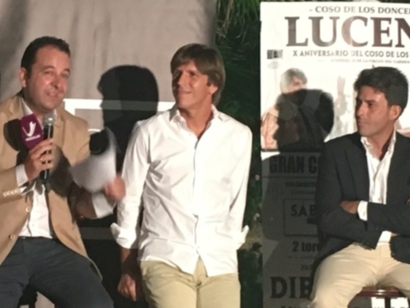 Tres hombres en un evento de celebración del X Aniversario del Coso de los Donceles.