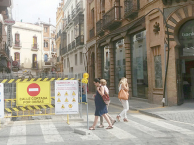 Continúan cortada al tráfico la calle Santa María de Gracia.