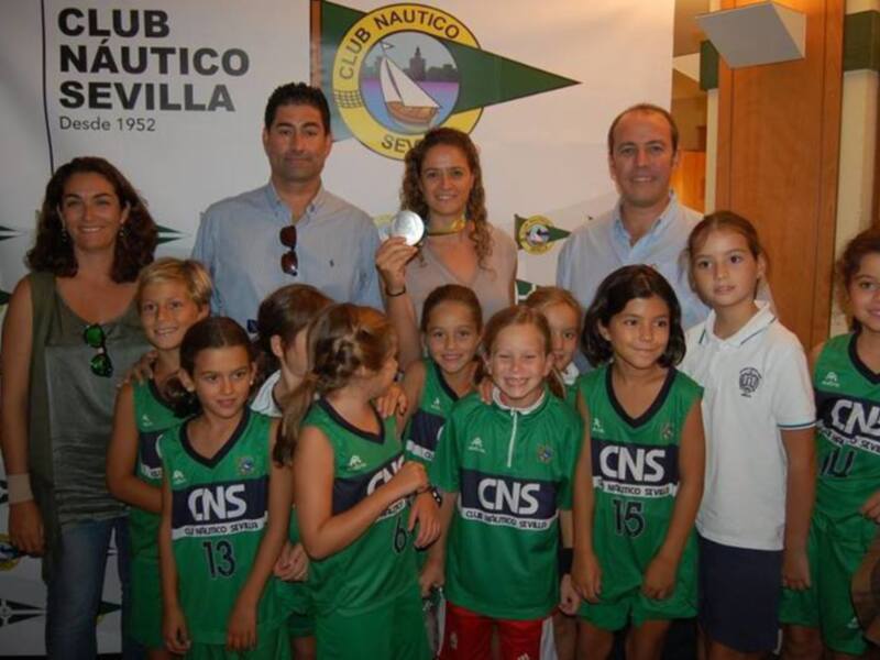Equipo de fútbol infantil del Club Náutico Sevilla junto a representantes del club.