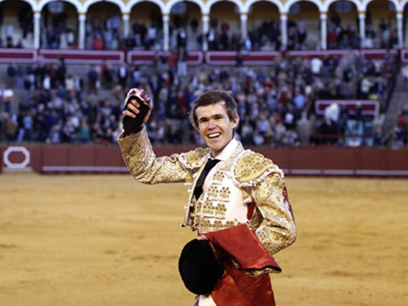 Triunfante matador celebrando en la plaza de toros.