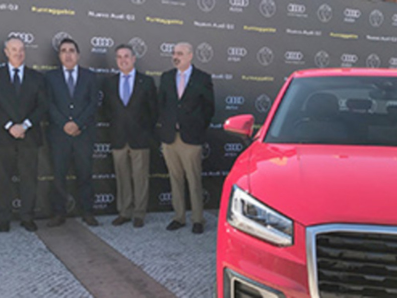 Presentación del nuevo Audi Q2 en un evento de lanzamiento con ejecutivos de Audi.