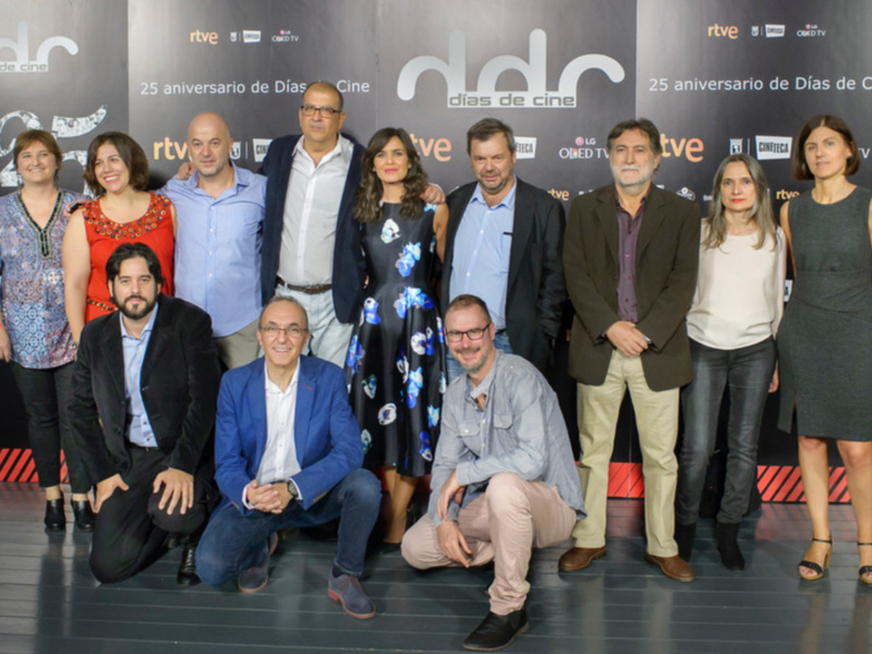 Equipo de cine posando en la alfombra roja durante la celebración del 25º aniversario de Días de Cine.