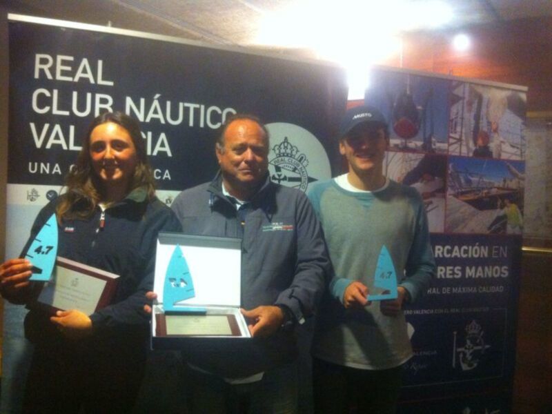 Tres personas reciben premios en el Real Club Náutico de Valencia.