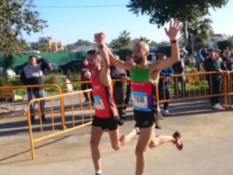 Atletas celebrando la victoria en una carrera de maratón.