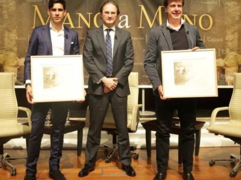 Tres hombres en trajes posan con certificados en una conferencia de la Fundación Cajasol.