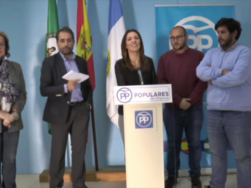 Presentación del Partido Popular (PP) con un grupo de personas en una conferencia de prensa.