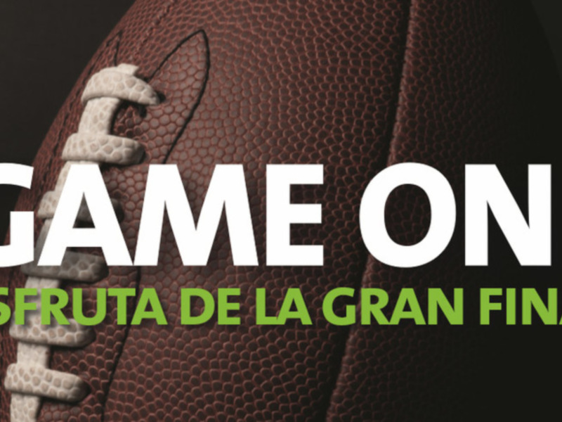 Un balón de fútbol americano con el texto 'Game On On' en blanco y 'Disfruta de la Gran Final' en verde sobre un fondo negro.