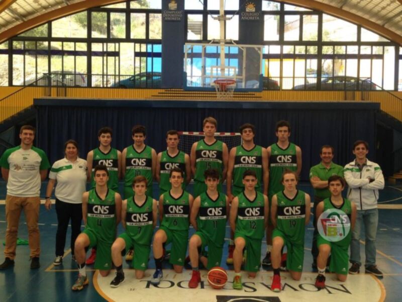 Equipo de baloncesto CNS en una cancha deportiva.
