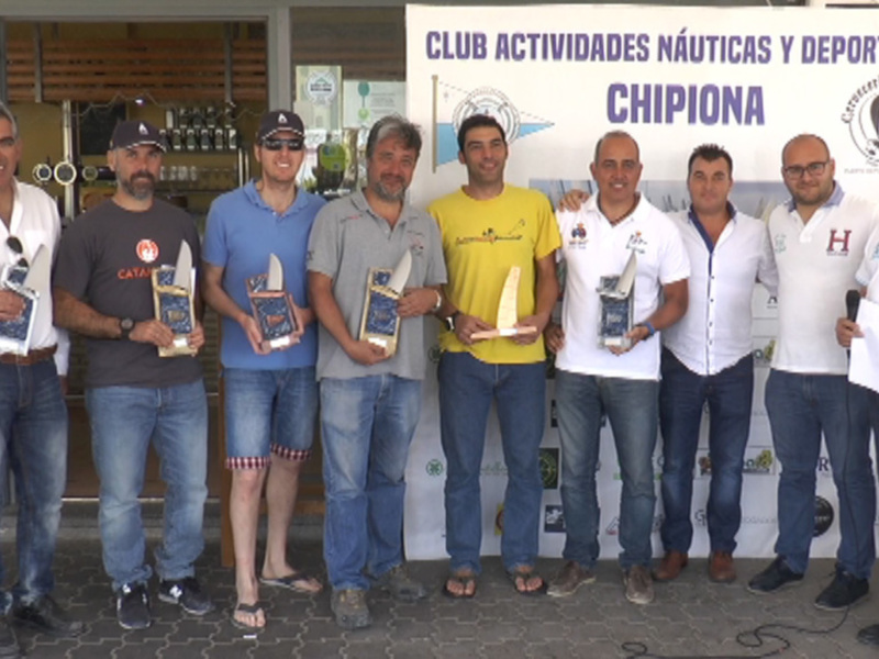 Equipo ganador del torneo de surf en Chipiona, organizado por el Club de Actividades Náuticas y Deportivas.