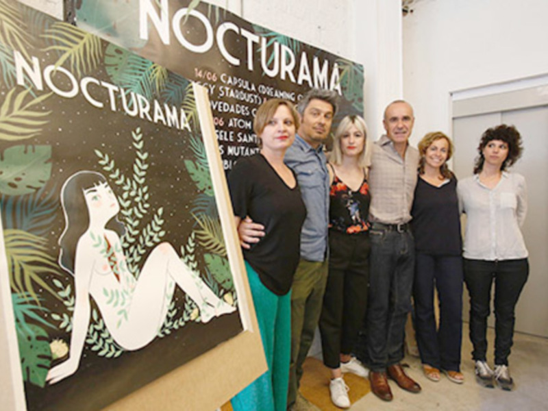 Exposición 'Nocturarama' con artistas y curadores en la galería.