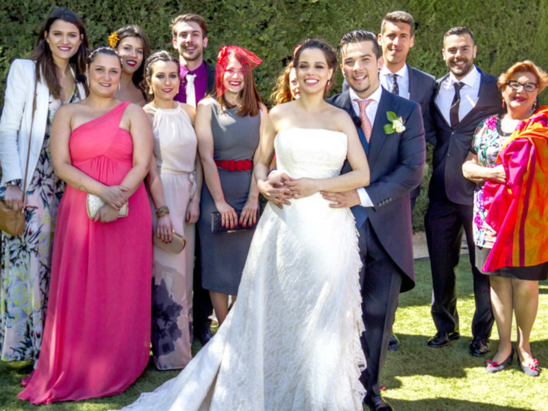 Familia y amigos celebrando un matrimonio al aire libre.