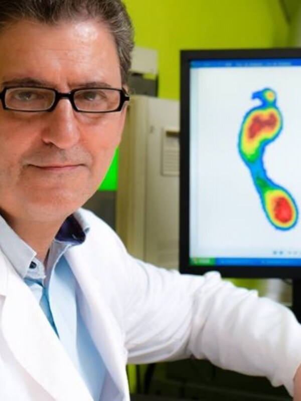 Investigador con imagen térmica en pantalla de computadora