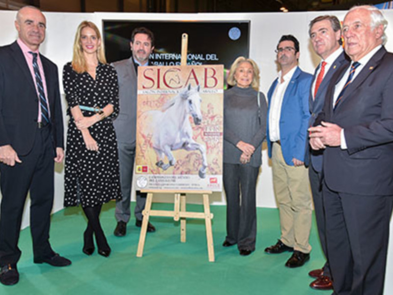 Presentación del evento 'SICAB' en una feria profesional, con participantes y un cartel promocional en el centro.