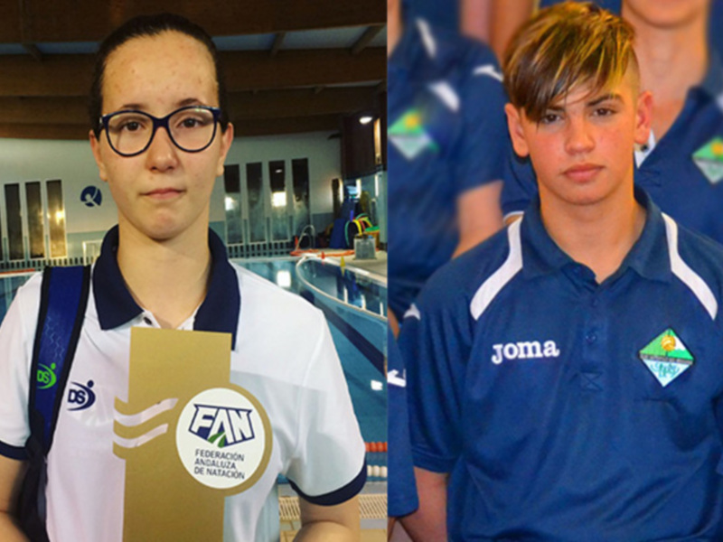 Dos jóvenes nadadores posan en una piscina, uno con un trofeo de la Federación Andaluza de Natación (FAN) y otro con una camiseta de la marca Joma.