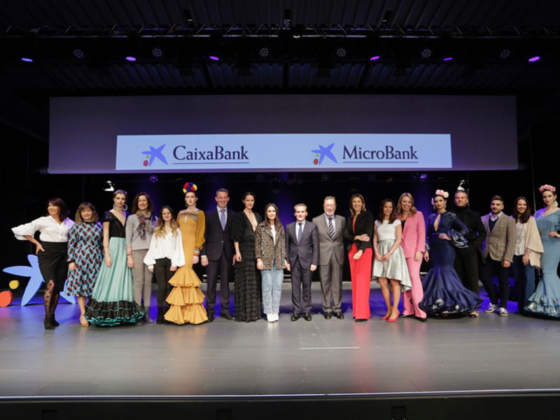 Una celebración de CaixaBank y MicroBank con una destacada presentación de moda en un escenario iluminado.